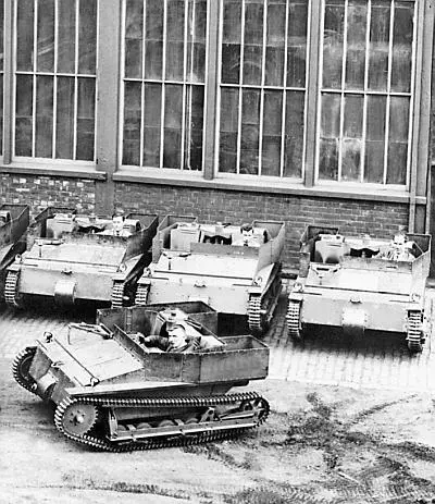 Танкетки КарденЛлойд Mk VI во дворе завода фирмы ВиккерсАрмстронг 1927 - фото 16