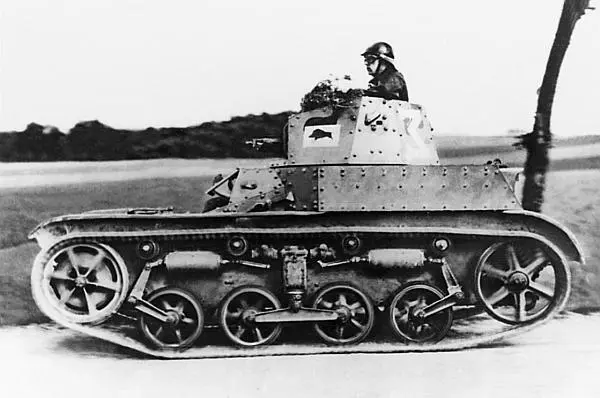 Лёгкий разведывательный танк Рено AMR 33VM 1935 год Эта машина - фото 23