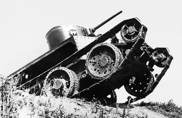 Колёсногусеничный танк БТ2 1932 год Исходя из рассмотренной теории в - фото 32