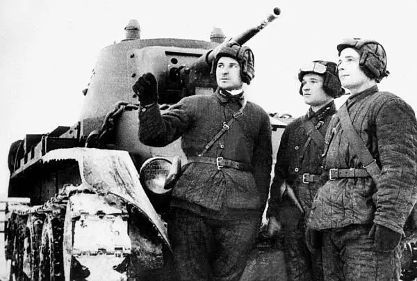 Танкисты 13й легкотанковой бригады обсуждают боевую задачу Карельский - фото 39