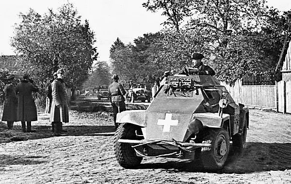 Германский бронеавтомобиль SdKfz221 на улице польской деревни Сентябрь 1939 - фото 53