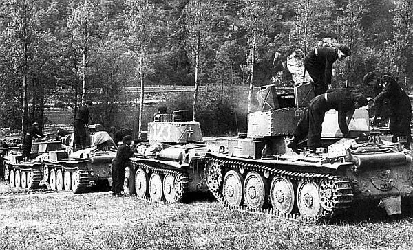 Колонна танков Pz38t 7й танковой дивизии на привале Франция июнь 1940 - фото 63