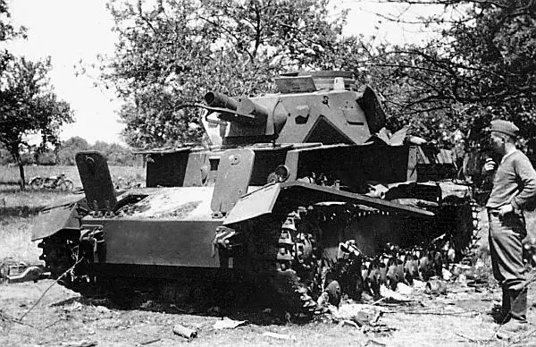 PzIV AusfD подбитый огнём французской артиллерии 1940 год Тем временем - фото 70