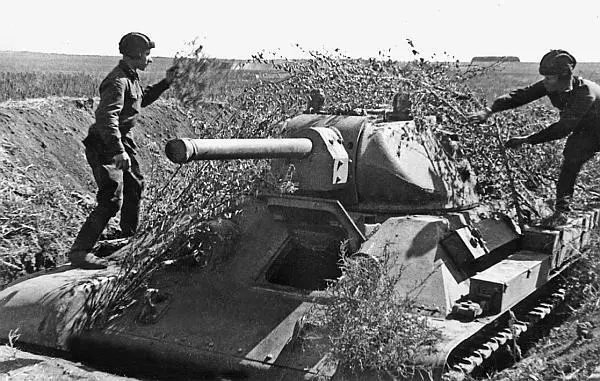 Из 832 танков Т34 находившихся в войсках приграничных округов к лету 1941 - фото 77