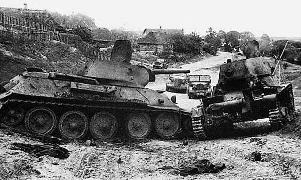 Подбитые советские танки Т34 и Т26 Восточный фронт лето 1941 года - фото 84