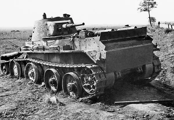 Подбитый советский танк БТ7 Восточный фронт июнь 1941 года Согласно - фото 88