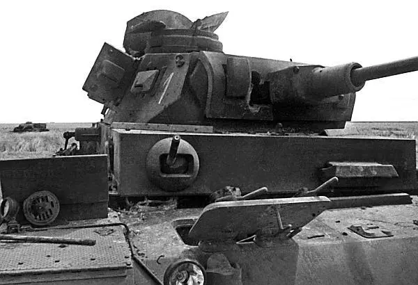 Средний танк PzIII подбитый летом 1941 года Советский снаряд буквально - фото 90