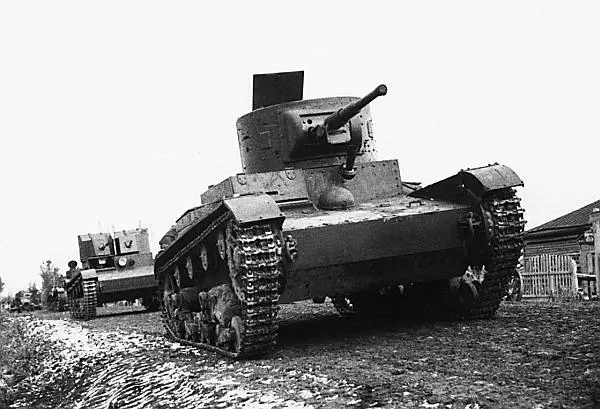 Танки Т26 на вяземском направлении 1941 год в Колонна на марше строится в - фото 91