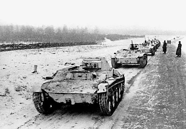 Колонна танков Т60 движется к передовой Западный фронт ноябрь 1941 года - фото 93