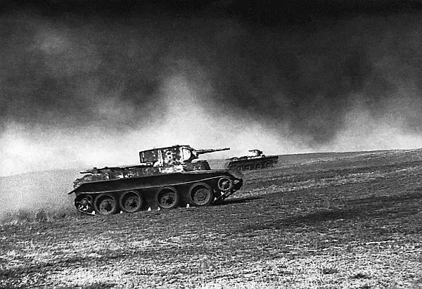 В атаке танки БТ7 и пулемётный БТ2 Южный фронт весна 1942 года К 28 июня - фото 101