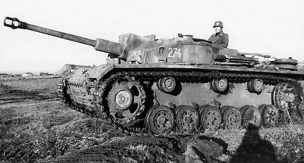 К лету 1942 года длинноствольные 75мм пушки получили и многие штурмовые орудия - фото 104