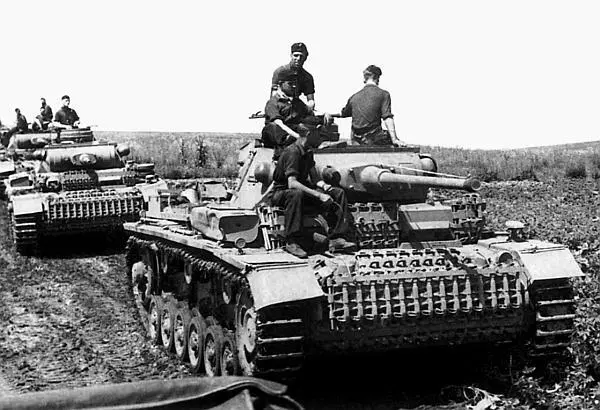 Колонна танков PzIII 23й танковой дивизии Вермахта на марше Район Россоши - фото 106