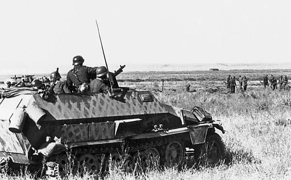 Бронетранспортёр SdKfz251 на западном берегу Дона Июль 1942 года В - фото 107