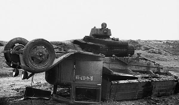 Разбитая советская техника в излучине Дона Август 1942 года На переднем плане - фото 108