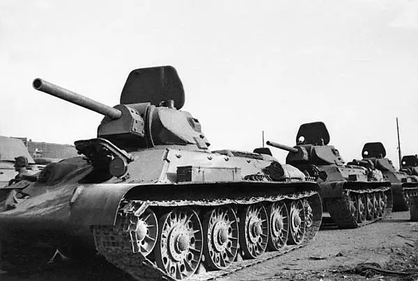 Танки Т34 учебного танкового батальона СТЗ готовы вступить в бой Сталинград - фото 112