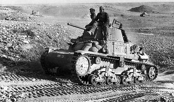 Средний танк М1340 одна из основных боевых машин итальянских войск в Африке - фото 114