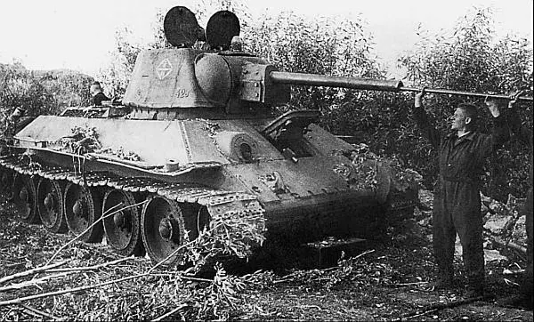 Танк Т34 с улучшенной башней Лето 1942 года Что же все недостатки - фото 128