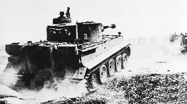 Тигры 505го тяжёлого танкового батальона идут в атаку 5 июля 1943 года - фото 143