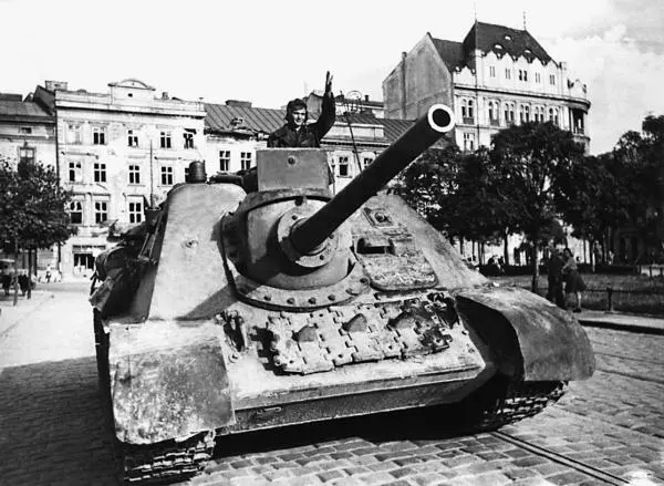 СУ85 на улице Львова 1й Украинский фронт 1944 год Как известно прорыв на - фото 146