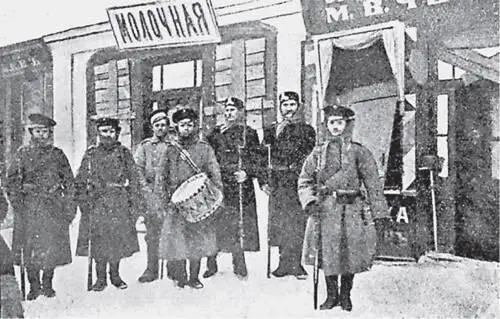 Городовые вооруженные винтовками и солдаты Ладожского полка Конечно не от - фото 74