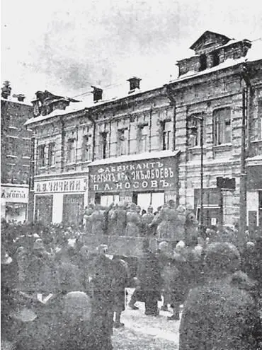 Отряд солдат арестовывает пристава скрывавшегося в квартире 1917 г Во - фото 108