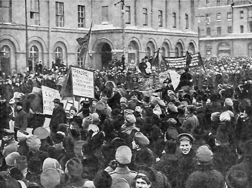 Революционная толпа на улице Характерна и другая деталь отмеченная - фото 166