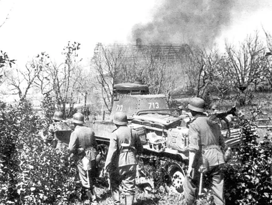 Танк 35t 6й танковой дивизии ведет бой Август 1941 г Эти танки не поражали - фото 4