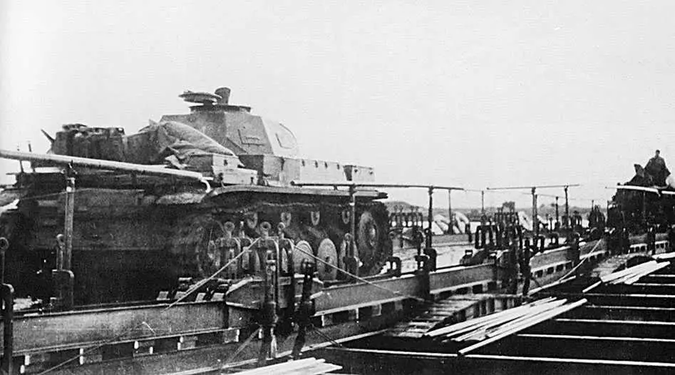 Танк PzII на понтонном мосту через Днепр Сентябрь 1941 г Быстрое выдвижение - фото 26