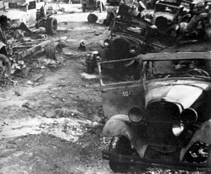 Разбитые автомашины у Пирятина Киев сентябрь 1941 г Когда сражение - фото 27