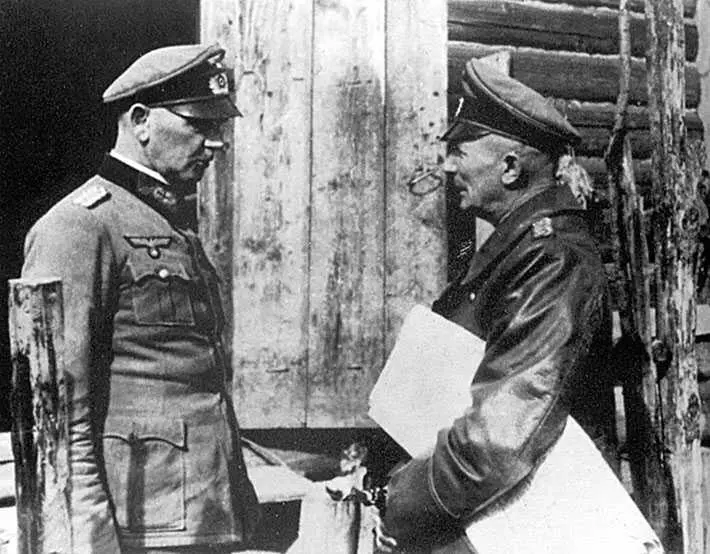 Генералфельдмаршал Федор фон Бок справа и командир 197й пехотной дивизии - фото 36