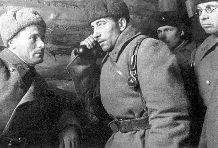 Катуков слушает Командир 4й танковой бригады М Е Катуков на командном - фото 45