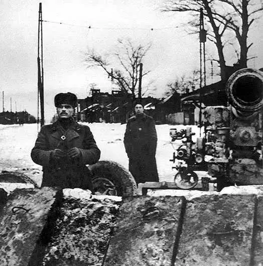 Поставленная на прямую наводку 85мм зенитка обр 1939 г в ожидании атаки - фото 48