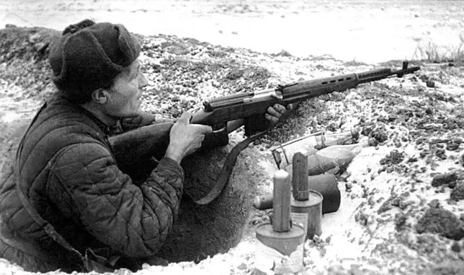 В окопе под Москвой Боец вооружен советским чудооружием самозарядной - фото 49