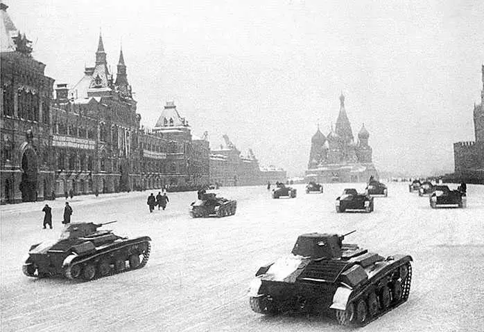 По Красной площади едут танки Т60 7 ноября 1941 г Танки Т60 сделанные на - фото 54