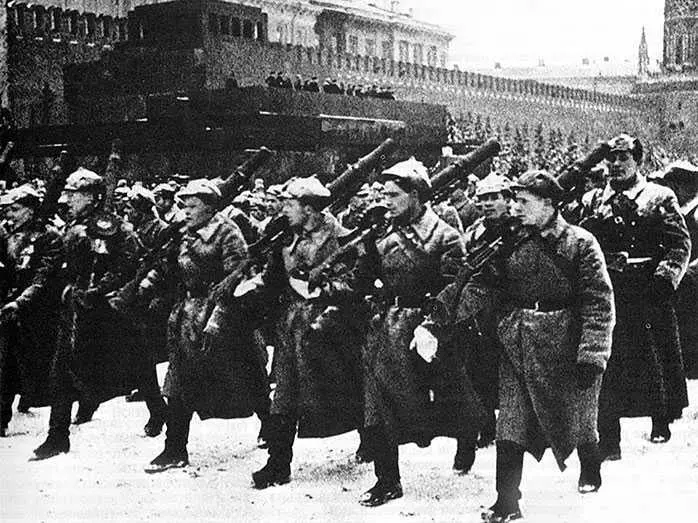 Парад на Красной площади 7 ноября 1941 г Бойцы идущие в первом ряду - фото 55