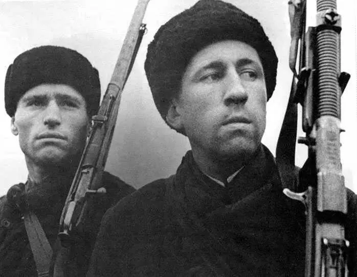 Московские ополченцы Ноябрь 1941 г Боец слева вооружен винтовкой Мосина а - фото 56