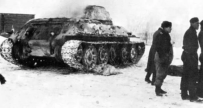 Первый подбитый 2й танковой дивизией танк Т34 Ноябрь 1941 г К 15 ноября - фото 57