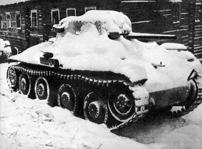 Брошенный в районе Тихвина немецкий танк PzKpfw38t Немецкое командование - фото 64