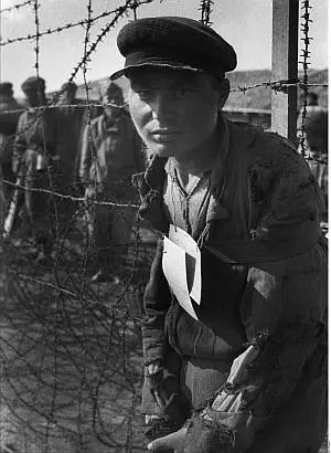Военнопленный перед казнью в лагере Мобилизация советской военной - фото 56
