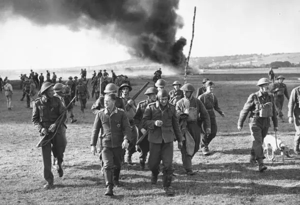 Взятие в плен членов экипажа немецкого самолета сентябрь 1940 г Ганс Франк - фото 36