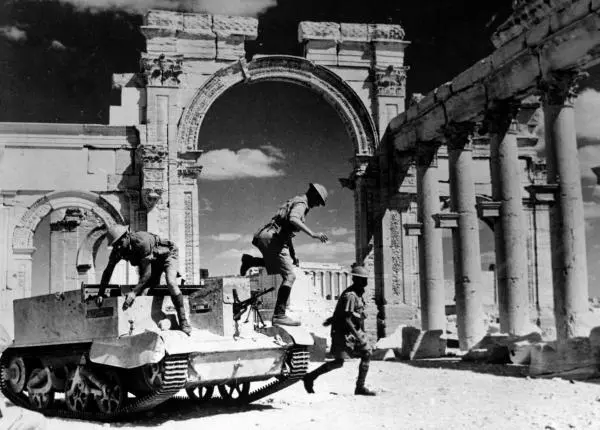 Экипаж британского бронетранспортера в Сирии июнь 1941 г Украинская деревня - фото 39