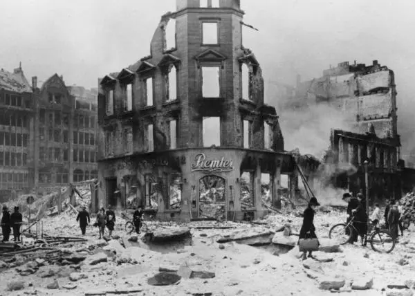 Гамбург после авианалета союзников в июле 1943 г Генералиссимус и мадам Чан - фото 59