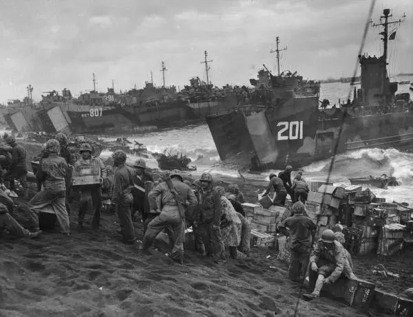 Красный пляж на острове Иводзима февраль 1945 г Филиппинские женщины - фото 69