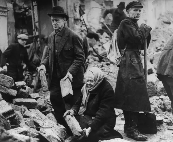 Гражданское население расчищает завалы в Дрездене февраль 1945 г - фото 74