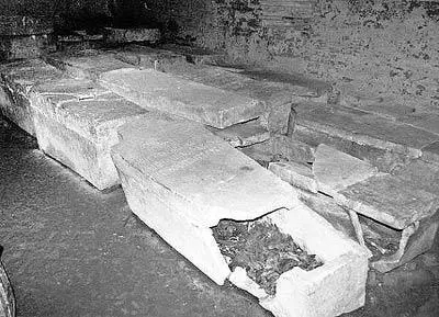 Рис 42 Гробницы якобы русских цариц установленные рядами в подклете - фото 42