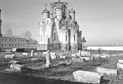 Рис 49 Лужецкий монастырь Монастырский двор где в 1999 году сняли пласт - фото 49