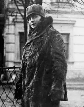 Люба Макшеева училась в Москве и вскоре вышла замуж за А И Валединского в - фото 11