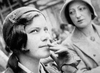 Дочь Эренбурга Ирина и жена Любовь Михайловна Козинцева Париж 1930 Одна из - фото 116