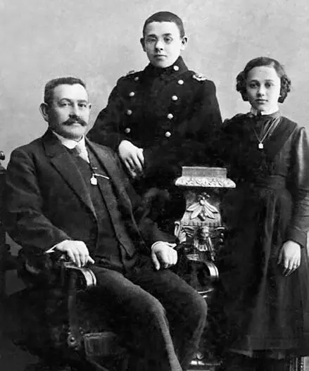 С отцом и сестрой Мериам Мери 1910 Одесса 1903 Исаак Бабель бабушка - фото 25