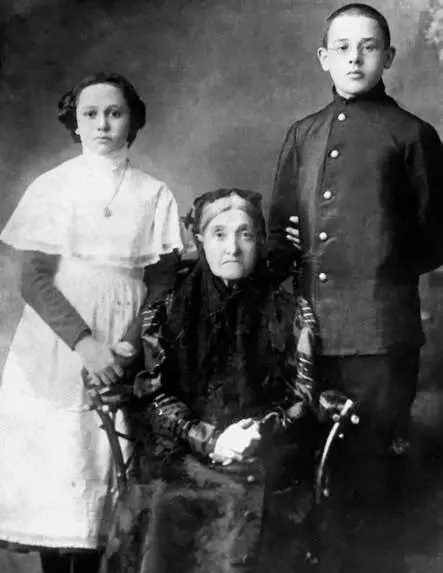 Исаак Бабель бабушка Миндл и Мери Ок 1912 Студенты Одесского - фото 27